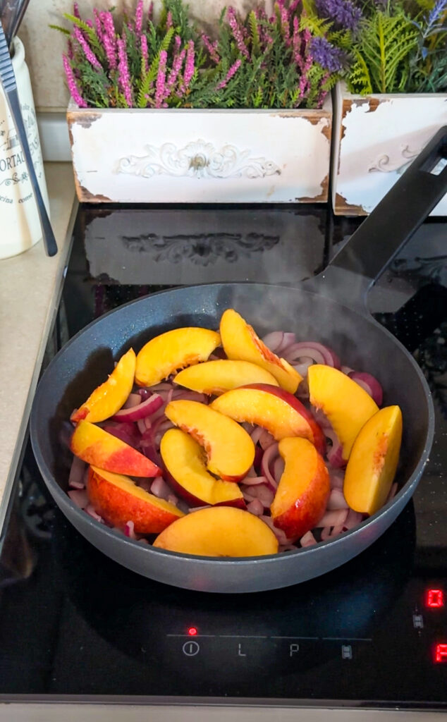 pesche noci e cipolle di Tropea in padella