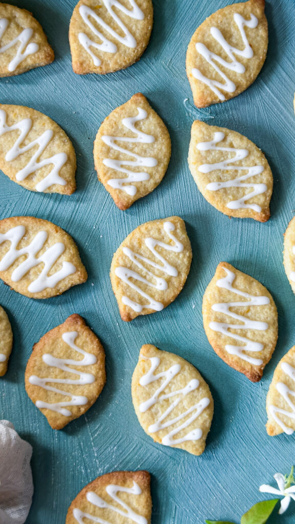 Biscotti veg con frolla al limone decorati con glassa al limone