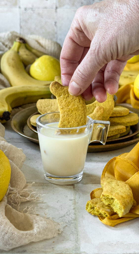 biscotti veg alla banana senza zuccheri inzuppati nel latte vegetale